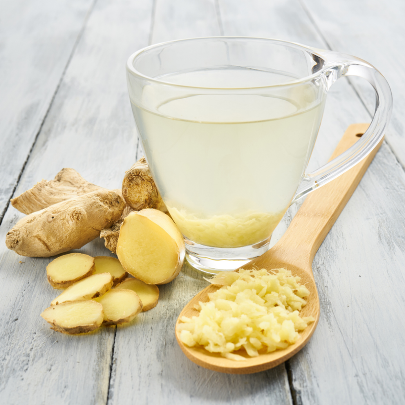 Nahaufnahme von Ayurvedischen Kräutern und Gewürzen, die in Tees verwendet werden, darunter Ingwer, Kurkuma und Fenchel.