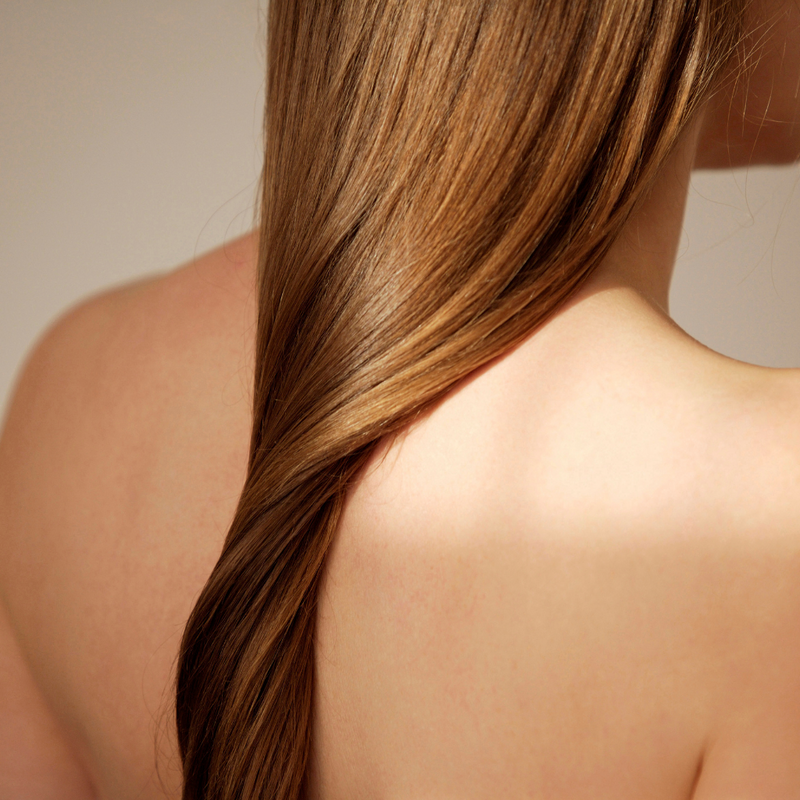 Nahaufnahme von gesundem, dichtem Haar nach der Anwendung von Ashwagandha